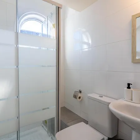 Groovy 1-bedroom In * Ларнака
